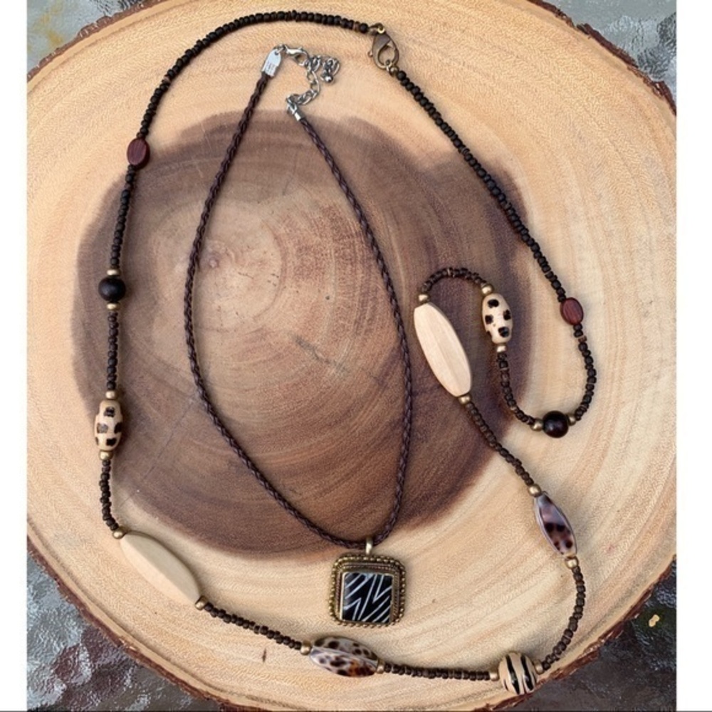 Beaded Animal Print Pendant & Long Necklace
